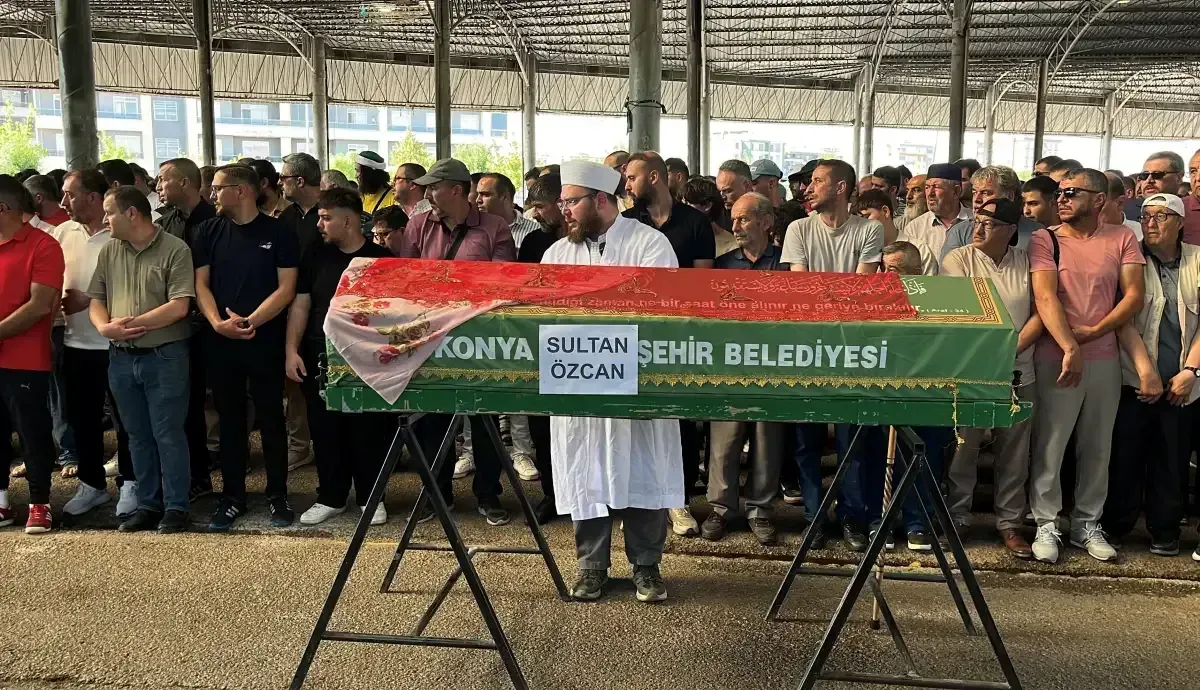 Konya'nın "Kırmızılı Kadın"ı Sultan Özcan hayatını kaybetti