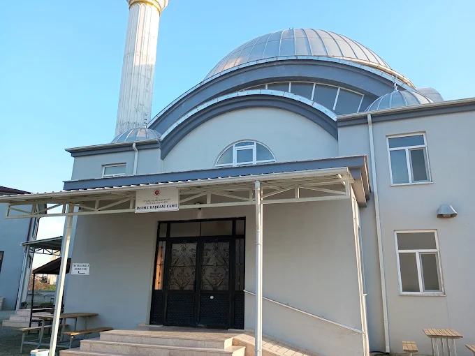 İzmit Alikahya'daki İmam Rabbani Camisi'nde görev yapan imamın, cami avlusunda