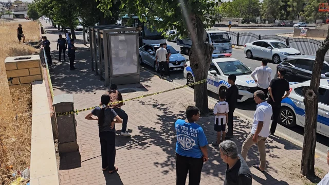 Durakta bekleyen eşine kurşun yağdırdı