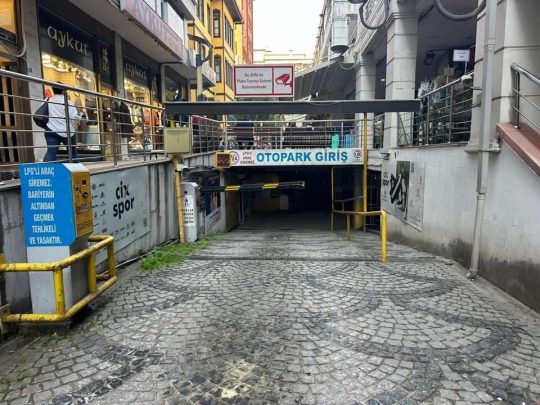 Kocaeli'nin İzmit ilçesinde kent merkezinin en yoğun araç sirkülasyonuna sahip