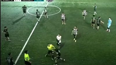 Kocaeli’de düzenlenen mini futbol turnuvasında, kırmızı kart gören bir futbolcunun