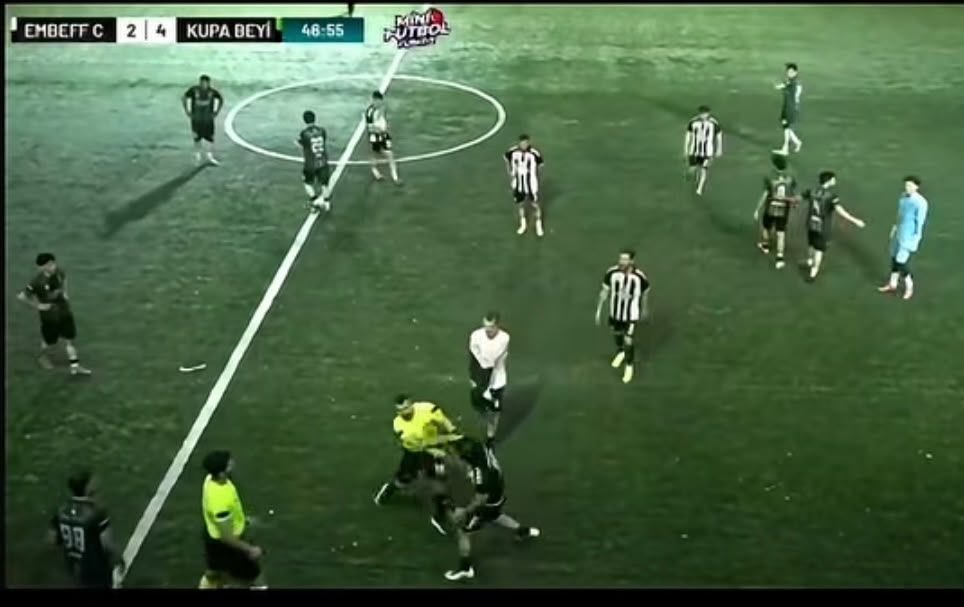 Kocaeli’de düzenlenen mini futbol turnuvasında, kırmızı kart gören bir futbolcunun