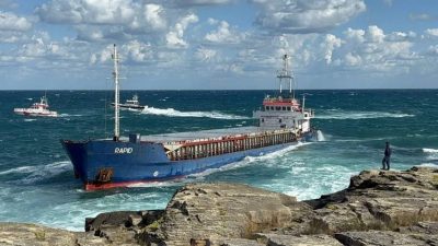 Kandıra Kefken Pembe Kayalıklar'da karaya oturan Tanzanya bandıralı RAPID isimli