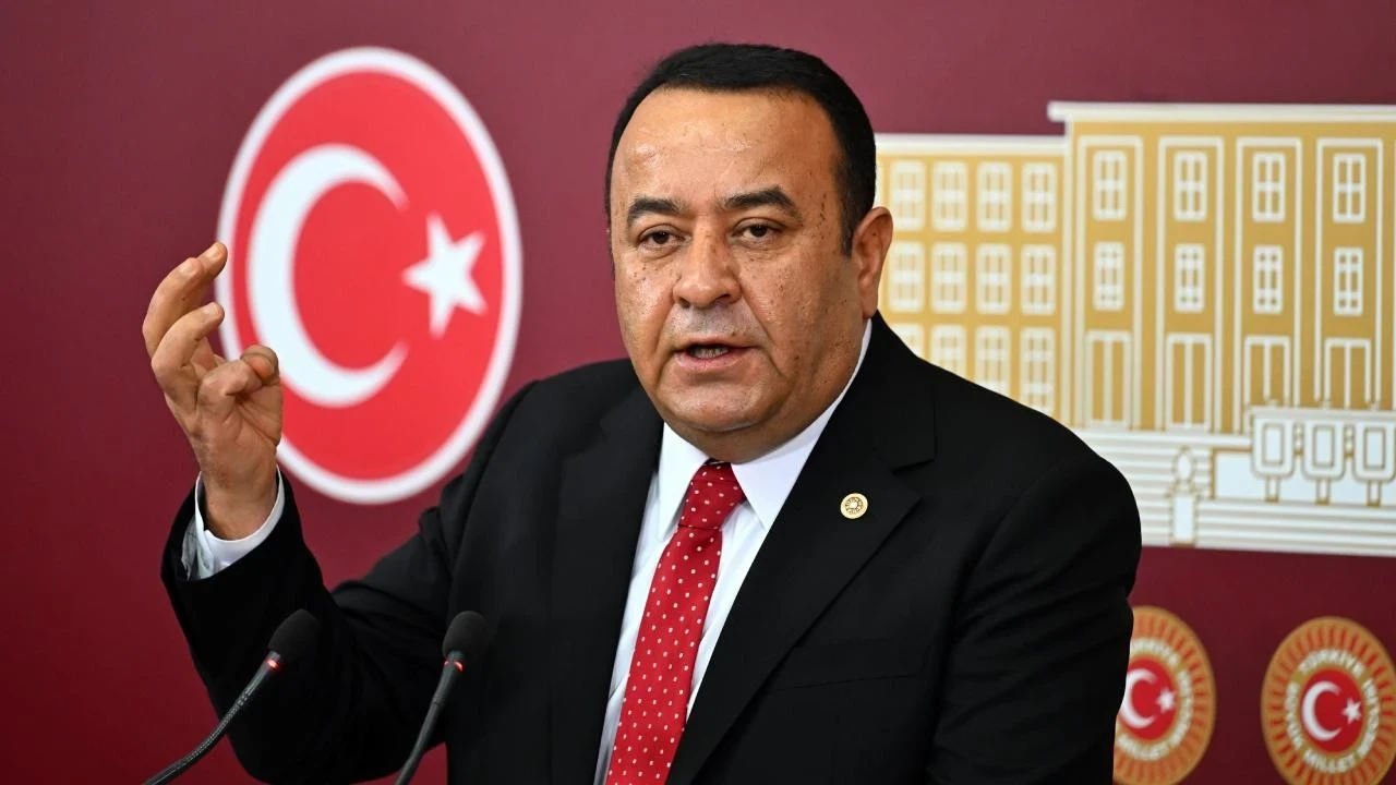 CHP'deki iç kriz durmuyor. Ankara Milletvekili Adnan Beker, parti içinde kişisel hesapların ve hukuksuzluğun hakim olduğunu belirterek bugün yazılı açıklamayla CHP'den istifa ettiğini duyurdu.