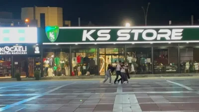 İzmit Kent Meydanı, akşam saatlerinde tansiyonun yükseldiği anlara sahne oldu.