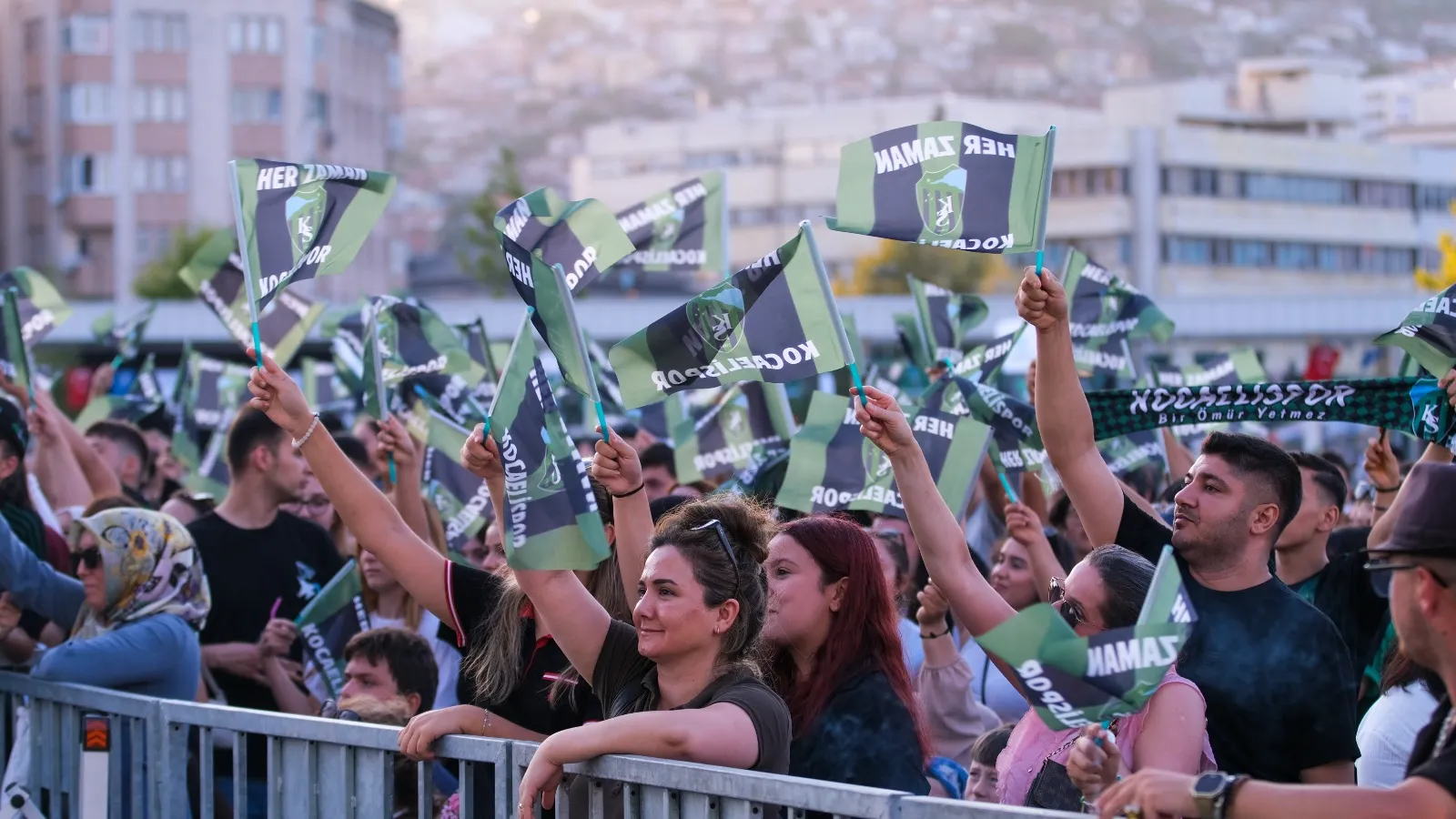Meydanda sezon heyecanı, sahnede Buray coşkusu