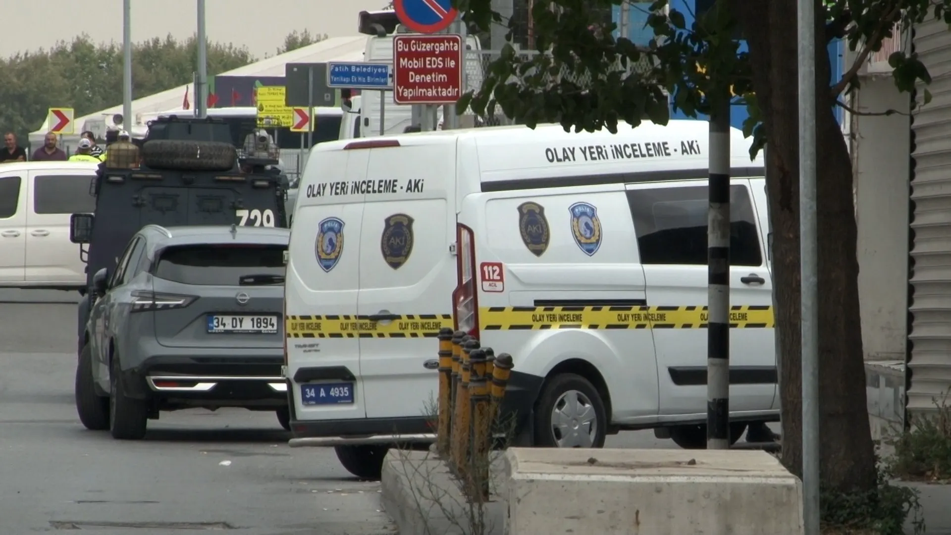 Fatih’te polis memuruna bıçakla saldıran ve kaçmaya çalışan şüpheli, ekiplerin "dur" ihtarına rağmen kaçmaya devam edince ayağından vurularak etkisiz hale getirildi. Şahın üst aramasında metamfetamin ele geçirildi