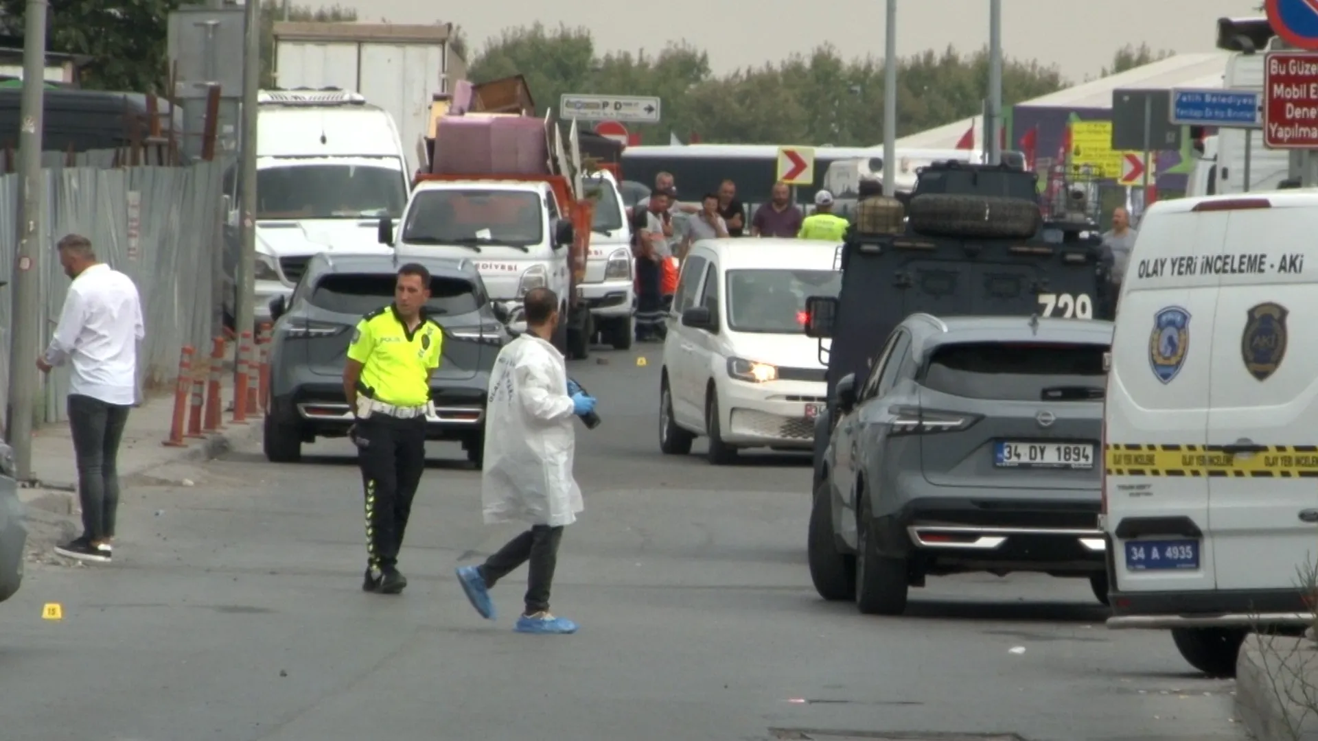 Fatih’te polis memuruna bıçakla saldıran ve kaçmaya çalışan şüpheli, ekiplerin "dur" ihtarına rağmen kaçmaya devam edince ayağından vurularak etkisiz hale getirildi. Şahın üst aramasında metamfetamin ele geçirildi