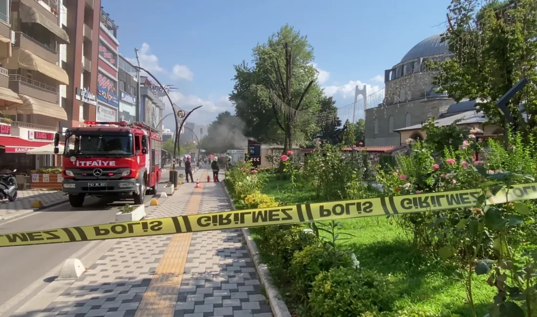 Kocaeli'nin İzmit ilçesinde kent merkezindeki elektrik panosunda yüksek ısınma sebebiyle