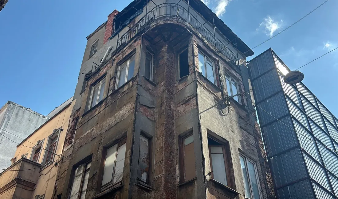 İstanbul Beyoğlu’nda bir binadan kötü kokular geldiği ihbarı üzerine olay