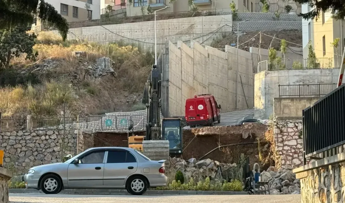 Kocaeli’nin İzmit ilçesinde okul bahçesinde yürütülen altyapı çalışmaları sırasında doğalgaz