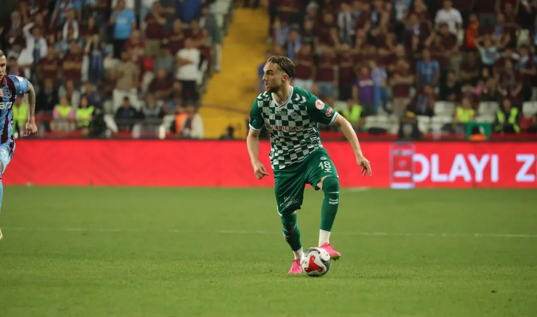 Kocaelispor, 28 yaşındaki orta saha oyuncusu Berkan Kutlu ile 1+1