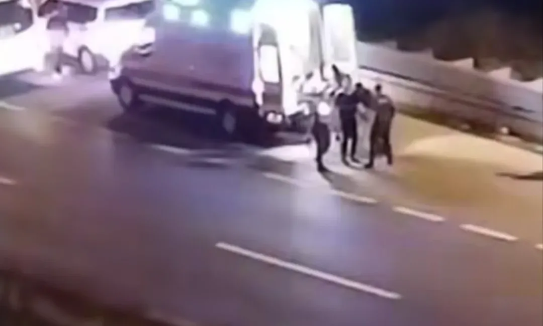 Kocaeli’nin Karamürsel ilçesinde D-130 karayolu üst geçidinin altında ağır yaralı
