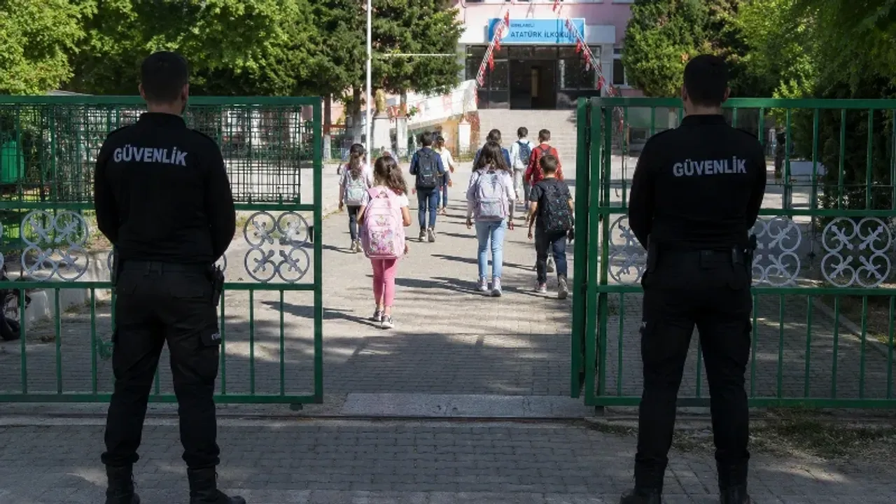 Bakan duyurdu: 81 ilde okullara 30 bin "Bahçe görevlisi" alınacak! Başvurular İŞKUR'dan