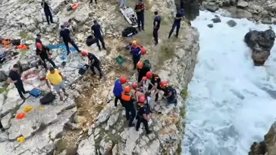 Kocaeli Kandıra'da kayalıklarda mahsur kalan kişi, itfaiye ekiplerinin kurduğu halat