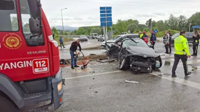 Sakarya'nın Akyazı ilçesinde tır, otomobil ve yolcu minibüsünün karıştığı zincirleme