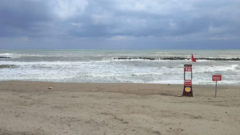 Kocaeli’nin Kandıra ilçesinde, bölgede etkili olan olumsuz hava ve deniz