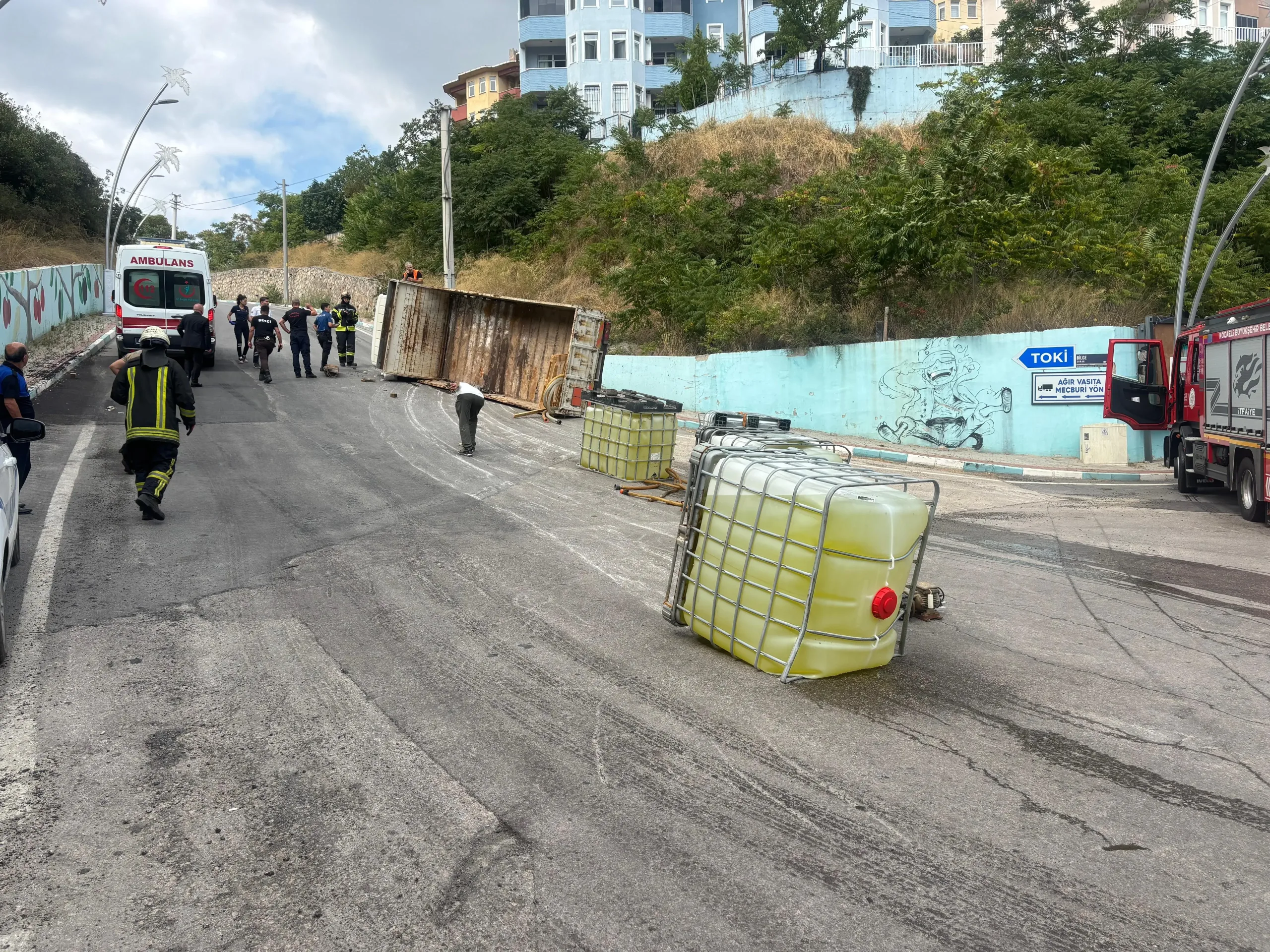 Kocaeli'de yük dolu kamyon devrildi: Trafik kilit!