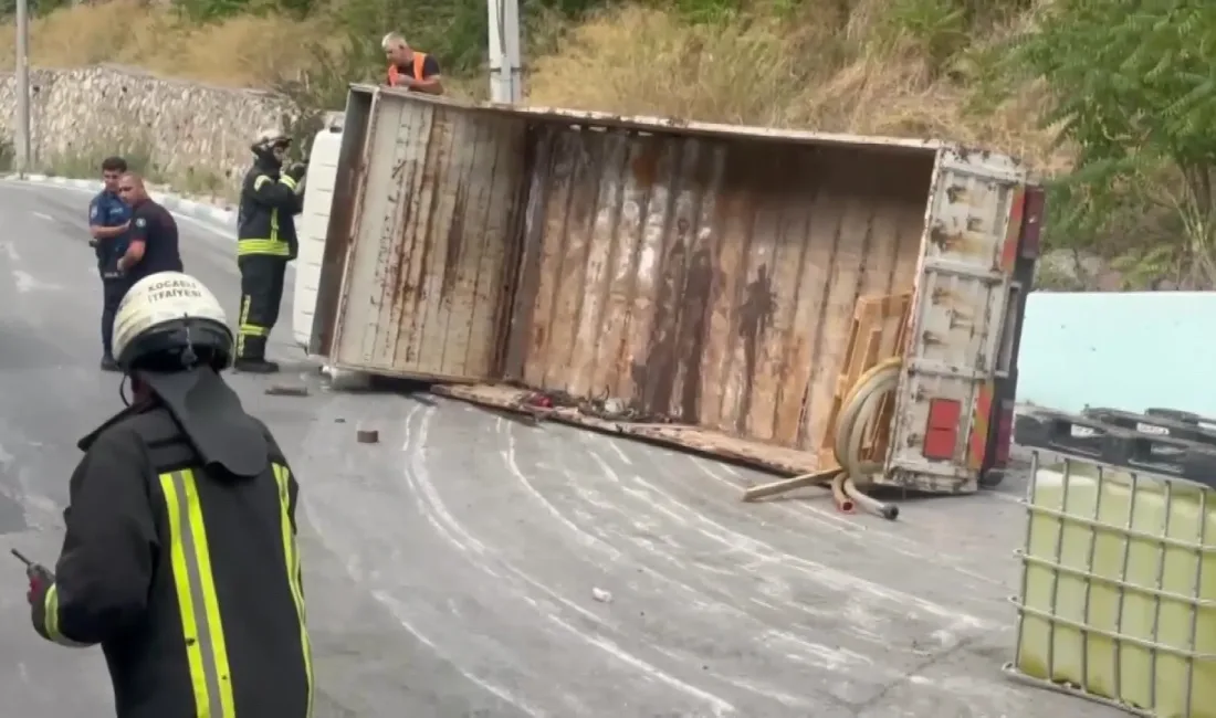 Kocaeli'nin Dilovası ilçesinde çamaşır suyu tanklarını taşıyan kamyon devrildi, kazada