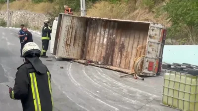 Kocaeli'nin Dilovası ilçesinde çamaşır suyu tanklarını taşıyan kamyon devrildi, kazada