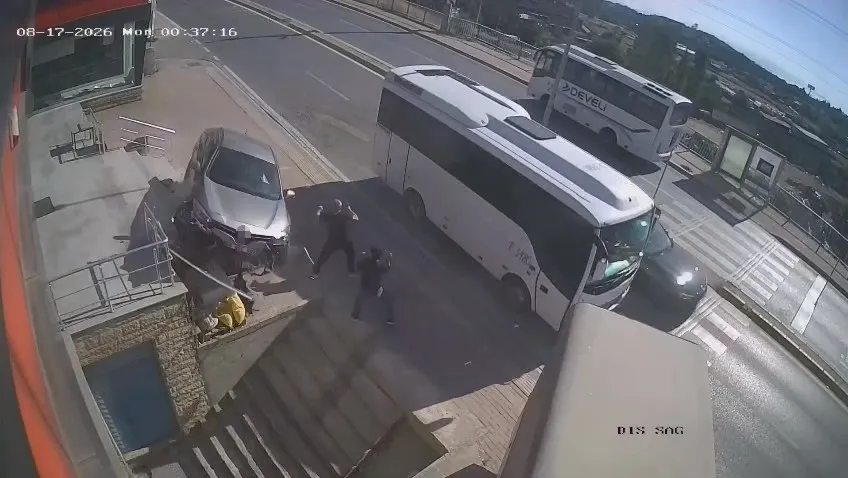 Kocaeli'de otomobil apartmana uçtu: 2 kişi saniyelerle kurtuldu