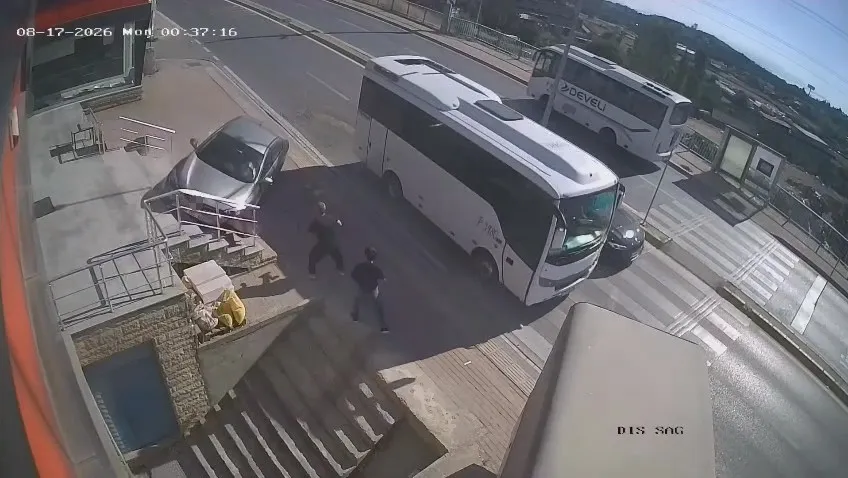 Kocaeli'de otomobil apartmana uçtu: 2 kişi saniyelerle kurtuldu