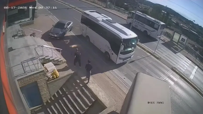 Kocaeli'de otomobil apartmana uçtu: 2 kişi saniyelerle kurtuldu