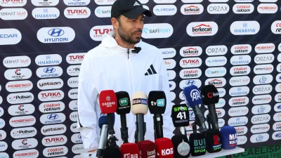 Antrenman öncesinde basın mensuplarının sorularını yanıtlayan Teknik Direktör Selçuk İnan;