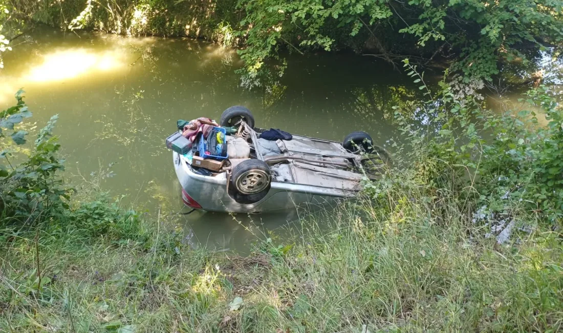 Kocaeli'nin İzmit ilçesinde kontrolden çıkan otomobil dereye yuvarlandı. Ters dönen