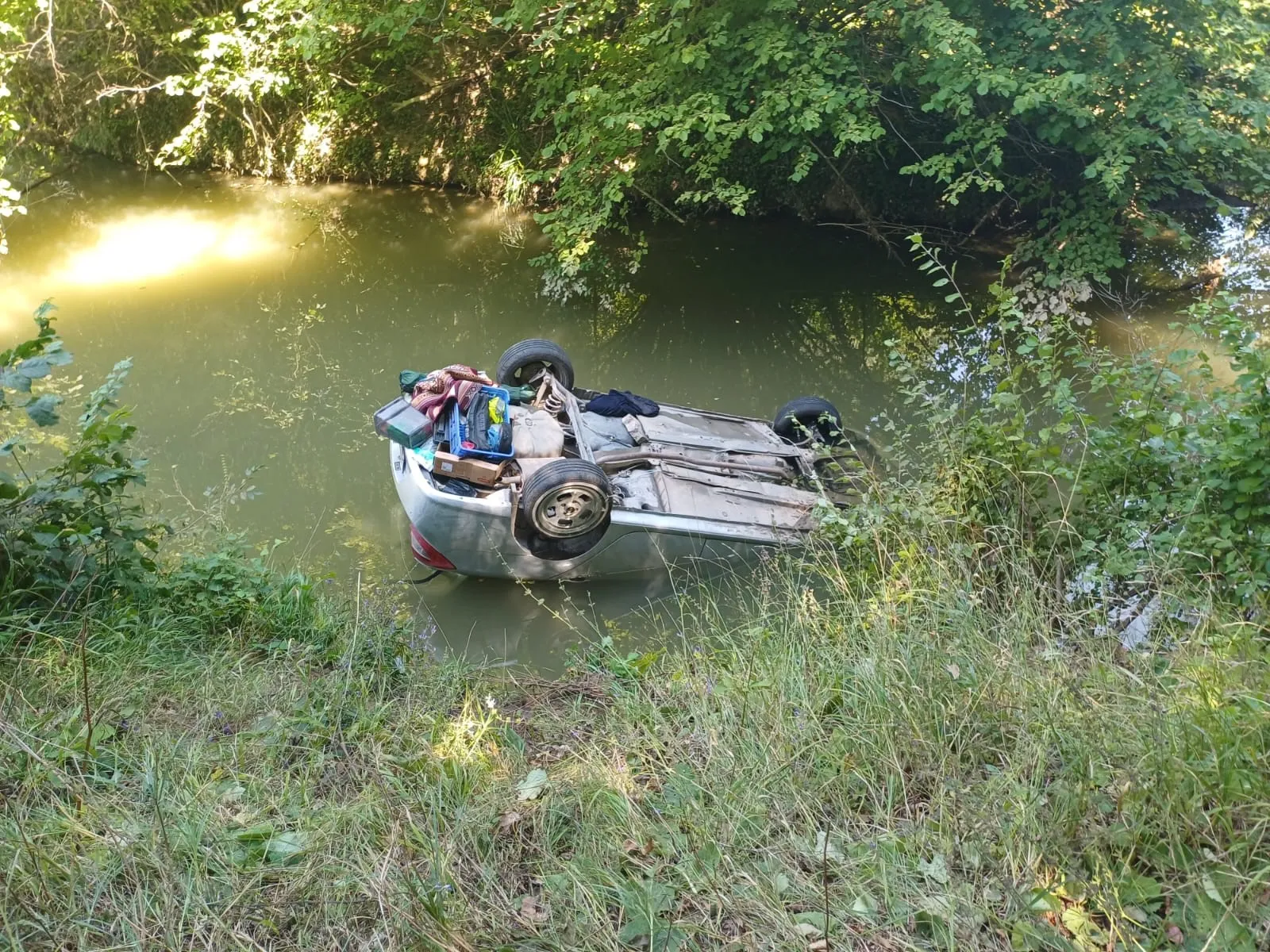 Kocaeli'de otomobil dereye uçtu: 1 yaralı