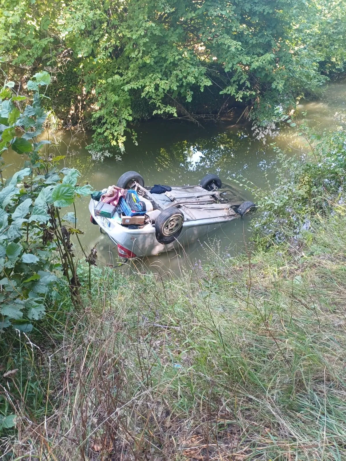 Kocaeli'de otomobil dereye uçtu: 1 yaralı