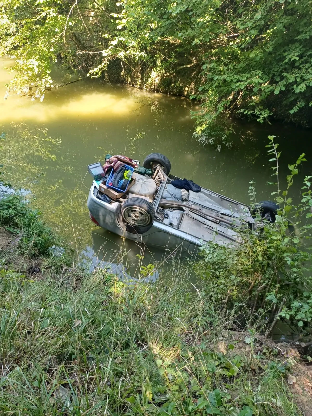 Kocaeli'de otomobil dereye uçtu: 1 yaralı