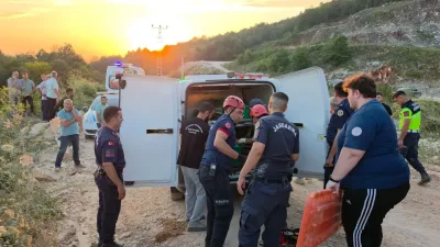 Sakarya’nın Akyazı ilçesinde kontrolden çıkan tırın şarampole devrildiği kazada sürücü