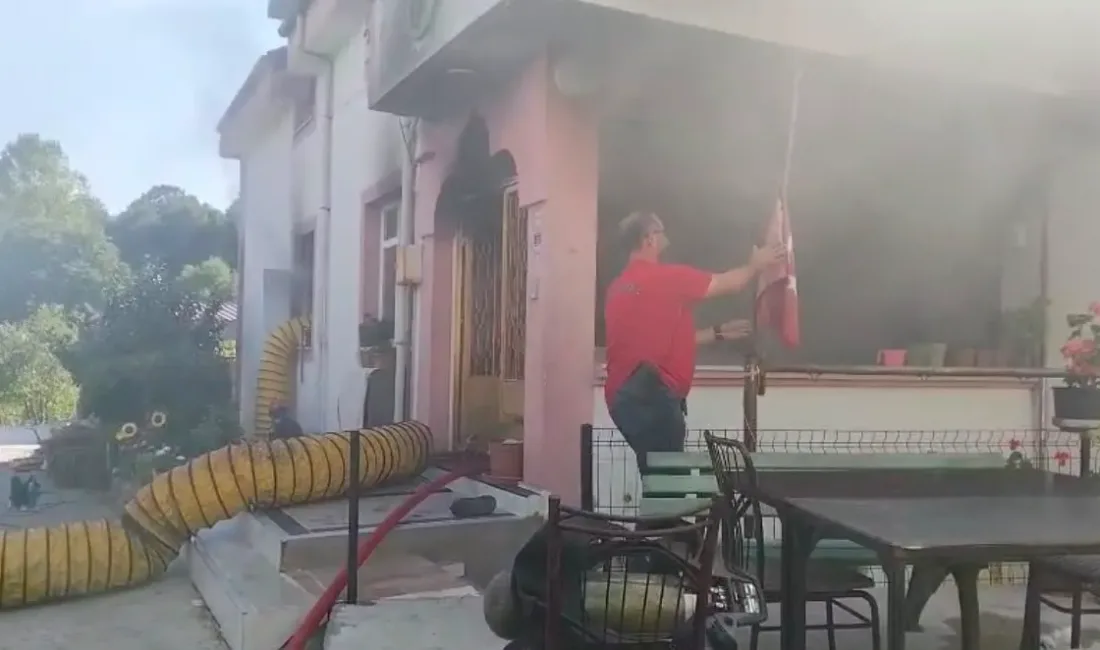 Kocaeli'nin Kartepe ilçesinde yatak odasında başlayan yangından ev sahipleri yara