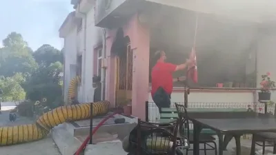 Kocaeli'nin Kartepe ilçesinde yatak odasında başlayan yangından ev sahipleri yara