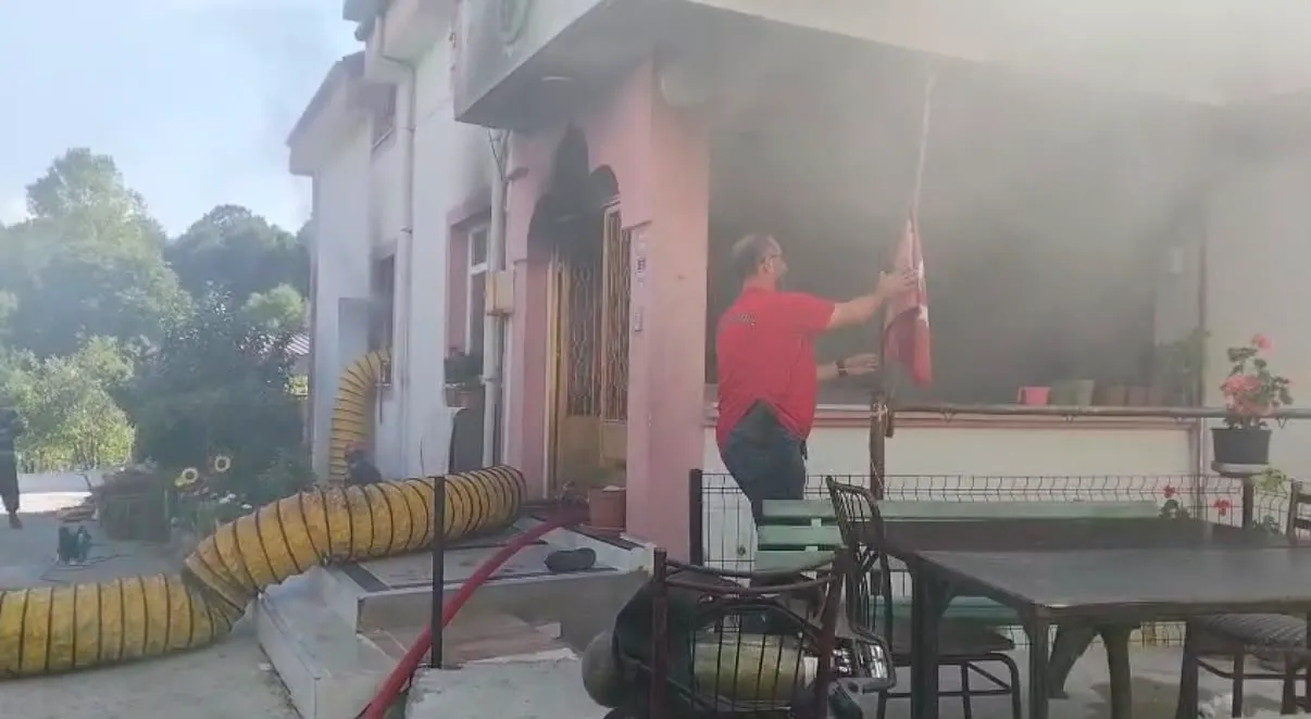 Kocaeli'de alevlerin ortasında göğüs kabartan detay 