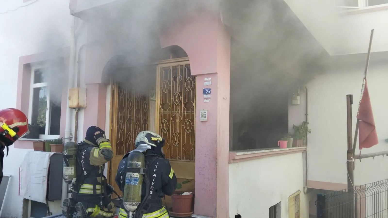Kocaeli'de alevlerin ortasında göğüs kabartan detay 