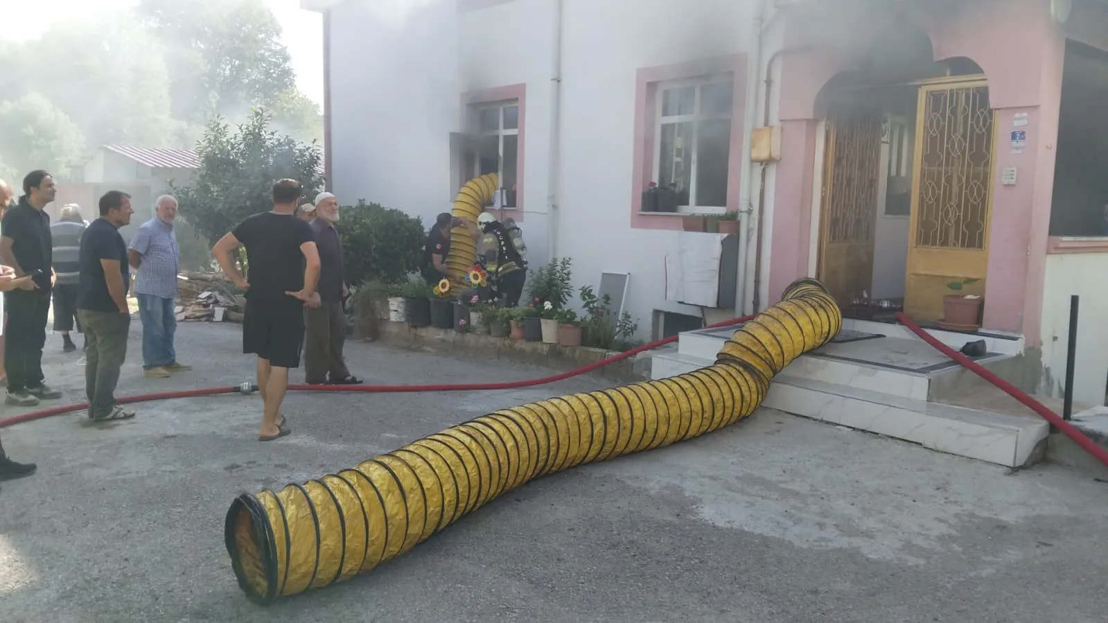 Kocaeli'de alevlerin ortasında göğüs kabartan detay 