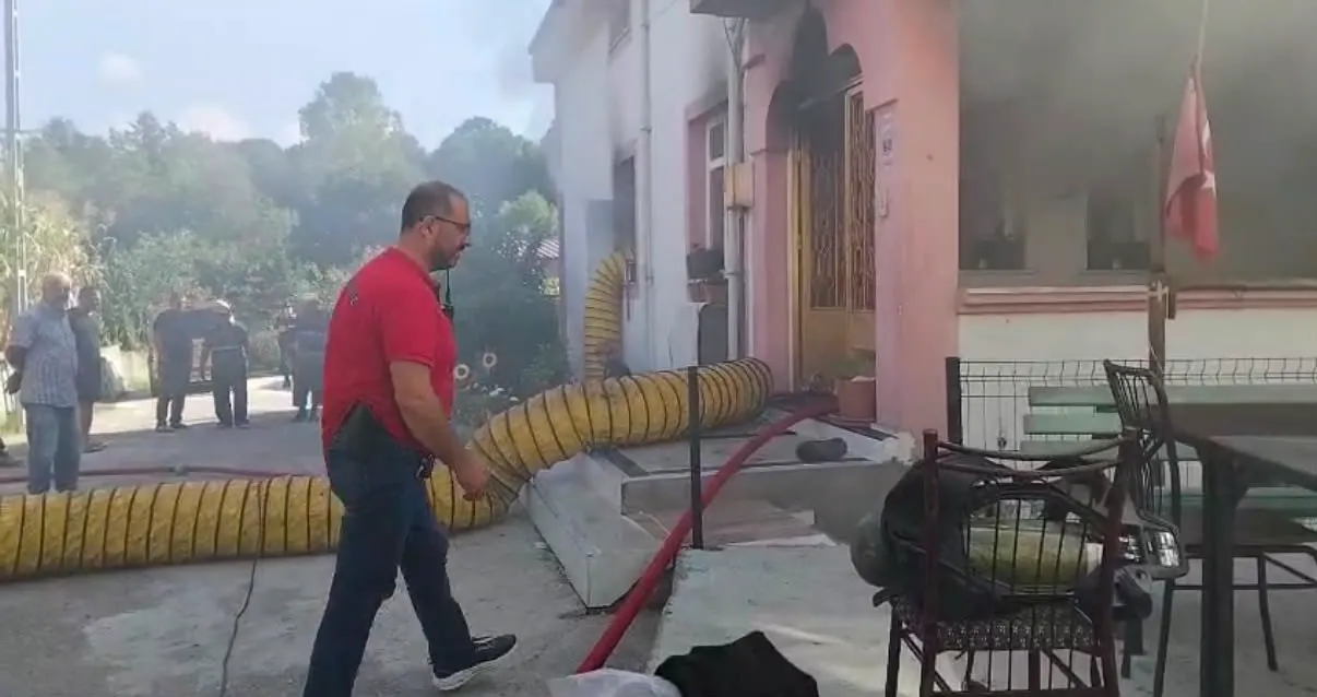 Kocaeli'de alevlerin ortasında göğüs kabartan detay 