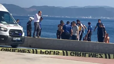 Darıca sahilinde deniz yüzeyinde biri erkek, ikisi kadın olmak üzere
