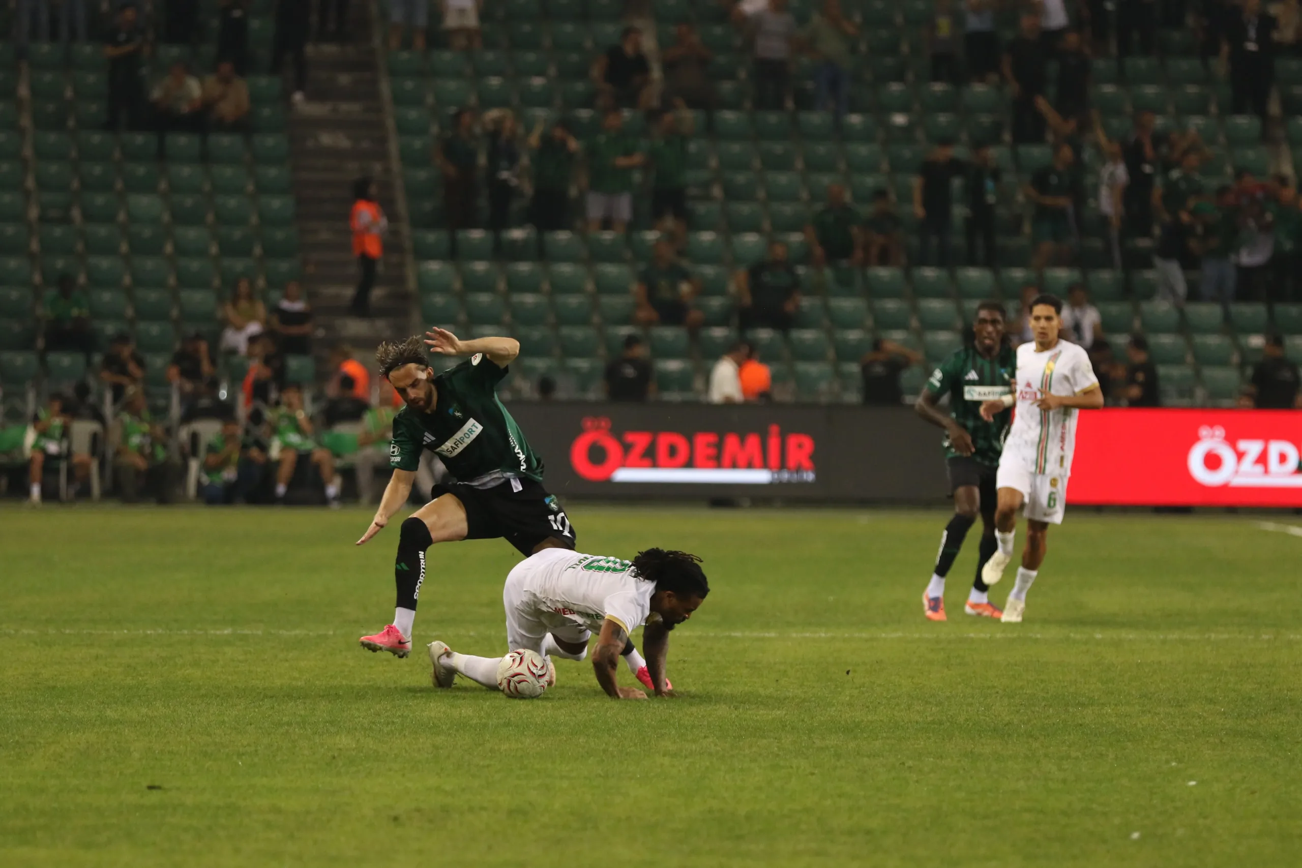 Kocaelispor 2 - 0 Amed SF | Evimizde 3 puanı yeni transferlerle aldık!