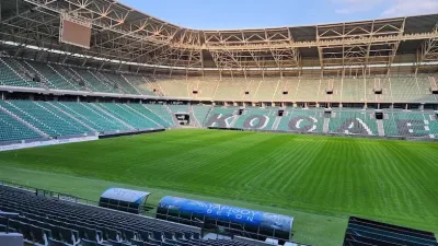 Kocaelispor Kulübü, stadyumdaki koltuk temizliği ve montajı süren LED ekran