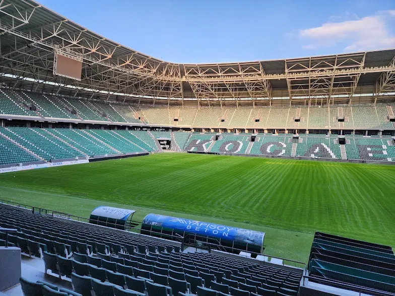 Kocaelispor Kulübü, stadyumdaki koltuk temizliği ve montajı süren LED ekran