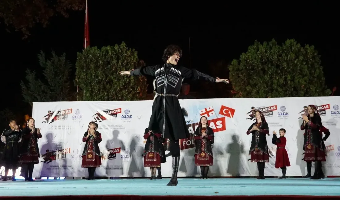 Gölcük'te düzenlenen "Uluslararası Kafkas Folklor" etkinliği renkli görüntülere sahne oldu.