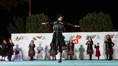 Gölcük'te düzenlenen "Uluslararası Kafkas Folklor" etkinliği renkli görüntülere sahne oldu.