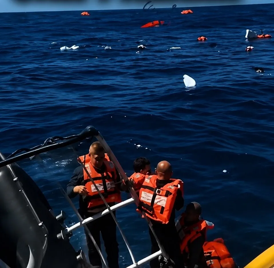 Girne açıklarında 267 kişinin bulunduğu gemi battı: Çok sayıda ölü ve kayıp var
