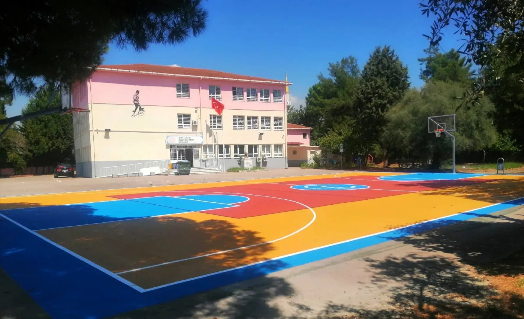 Büyükşehir ile okullar spor alanlarına kavuşuyor