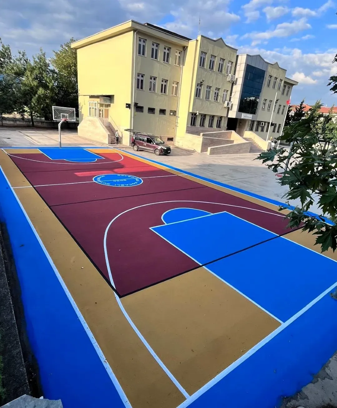 Büyükşehir ile okullar spor alanlarına kavuşuyor