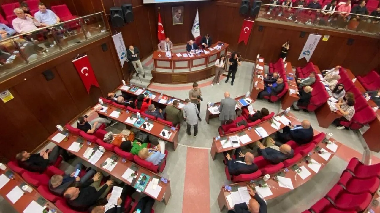 İzmit Belediye Meclisi'nde dengeler değişti: İşte partilerin güncel sandalye sayıları 