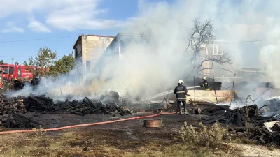 Kocaeli'nin Gebze ilçesinde müştemilatta çıkan yangın ahır ve kümese sıçradı.